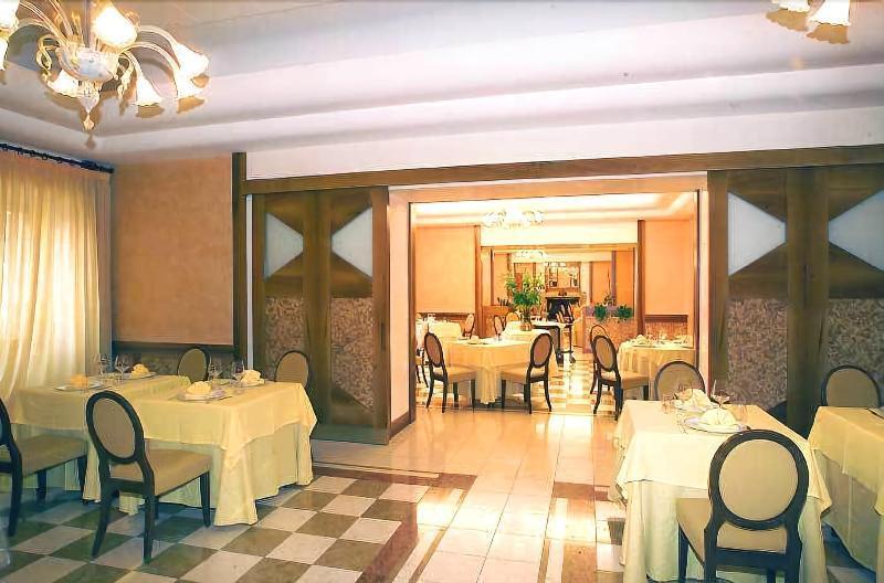 Hotel&Ristorante Miramonti Palazzo Storico Риети Экстерьер фото